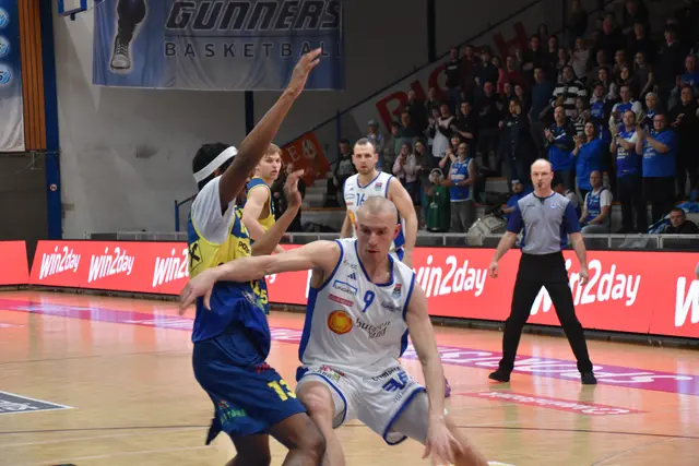 Edi Patekar setzt sich gegen Peyton Gerald durch. | Foto: MeinBezirk/Michael Strini