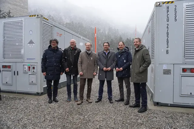 Direkt unter der Europabrücke freut sich die IKB, die Stadt Innsbruck und zahlreiche Gäste über den neuen Großbatteriespeicher. Er is der erste seiner Art im Tirol. | Foto: AMG