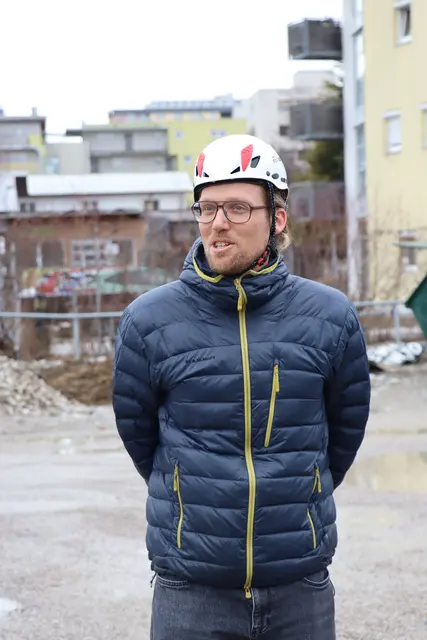 Philipp Zingerle, Organisator der Baustellenführung von proHolz Tirol führte charmant durch die Baustelle. | Foto: Kendlbacher