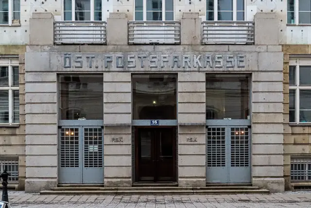 Wer diesen (Hinter-)Eingang sieht, kann sich wohl nur schwer vorstellen, dass er zu einem unserer schönsten Jugendstil -Gebäude gehört, zu Otto Wagners berühmten Postsparkasse