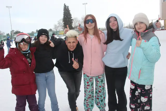 DJane Mimsi mit jungen Fans bei der Eisdisco. | Foto: Raimund Mold