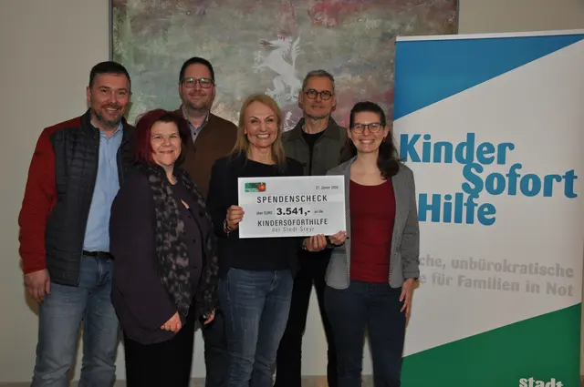 Die damalige Magistratsdirektorin Martina Kolar-Starzer (Dritte von rechts) überreicht Vizebürgermeisterin Anna-Maria Demmelmayr (rechts) und dem zuständigen Fachabteilungsleiter Mario Ferrari (Zweiter von rechts) den Spendenscheck – mit ihnen auf dem Foto (v. l.): Thomas Kaliba, Belinda Kastlunger und Markus Schaumberger vom Weihnachtsfeier-Organisationsteam. | Foto: Magistrat Steyr | Presse