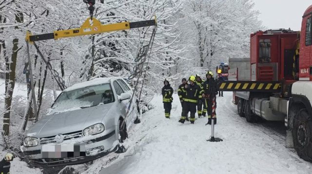 Die Feuerwehr rettet einen Pkw aus dem Kemmelbach. | Foto: Doku NÖ
