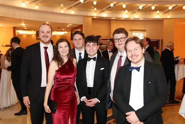 Valentin, Jasmin, Stefan, David, Bernhard und Jonathan von der Jungen Generation der SPÖ. | Foto: Manfred Wlasak