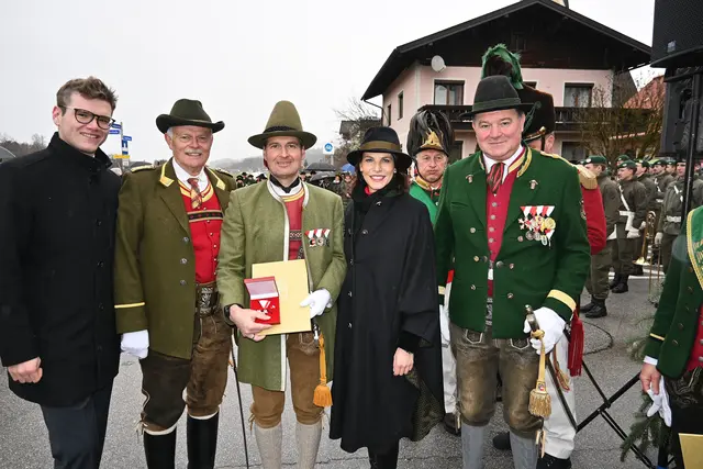 Maximilian Aigner, Anton Kaufmann, Robert Neureiter aus Scheffau, LHF Karoline Edtstadler, Landeschützen-Chef Josef Braunwieser.