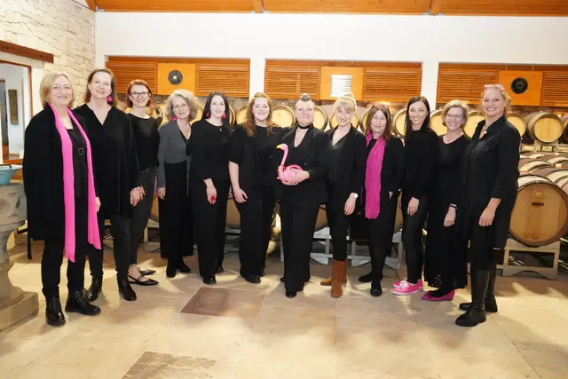 Die Ensemblemitglieder von ST!MMT mit Chorleiterin Verena Pliska-Braunschmidt und dem Maskottchen, eine Flamingo-Dame | Foto: Andrea Glatzer