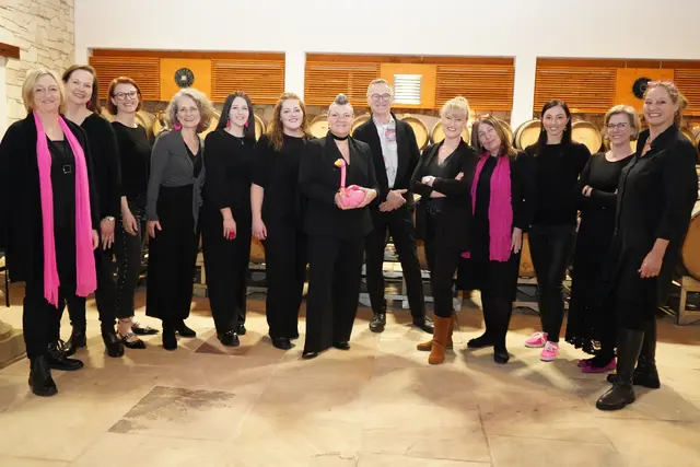 Der Frauenchor ST!MMT mit Chorleiterin Verena Pliska-Braunschmidt vor dem Konzert am Weingut Umathum | Foto: Andrea Glatzer