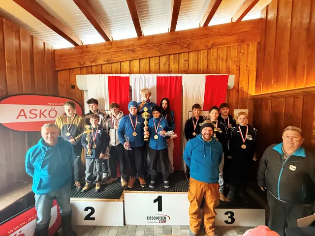 Die Stockerlplatzierten mit den Offiziellen, Silber ESV Gasteig I, Gold EC Oberndorf I, Bronze EC Rummlerhof I vl. EC Brixen Obmann Rupert Straßer, Gemeinderat Martin Beihammer und Bezirksobmann Andi Aberger