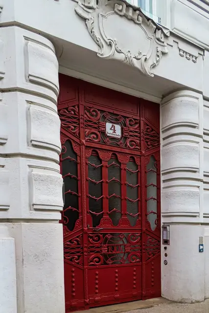 Gegenüber der Dominikaner-Kirche entdeckt.