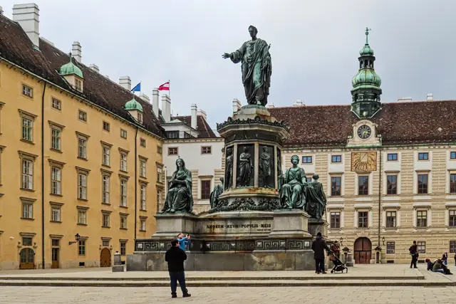 Mitten im Inneren Burghof ist dieses prächtige Denkmal zu bewundern, der Trakt dahinter ist für alle Zeiten ausgestattet: eine "gewöhnliche" Uhr, eine Sonnenuhr und eine Uhr, welche die Mondphasen anzeigt