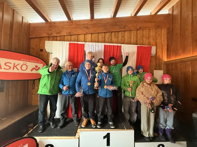 Der Ehrenobmann des Verbandes Leonhard Stöckl, freut sich mit den Jugend Betreuern und allen
Teilnehmerinnen des EC Oberndorf über den Bezirksmeistertitel und die großartige Platzierung des zweiten Teams.