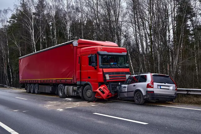 Durch die Kollision sei der Lkw so schwer beschädigt worden, dass eine selbstständige Weiterfahrt nicht mehr möglich gewesen sei. (Symbolfoto) | Foto: stock.adobe.com/at/jteivans 