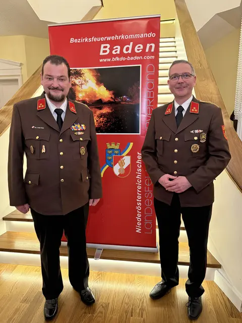 Der neue Bezirksfeuerwehrkommandant Gerald Peter von der FF Baden-Stadt und der neue Bezirksfeuerwehrkommandant-Stellvertreter Gregor Burger von der FF Maria Raisenmarkt. | Foto: BFKDO BADEN / Stefan Schneider