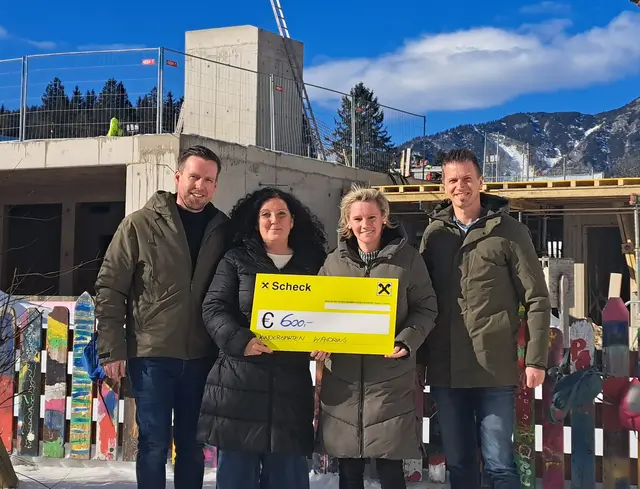 600 Euro konnten an das Kindergarten-Team in Waidring übergeben werden. | Foto: Kulturausschuss Waidring