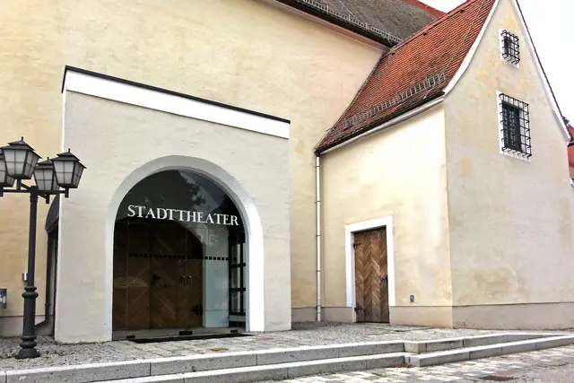 Die Interessenten möchten ein "Haus der Verantwortung" im leerstehenden Braunauer Stadttheater etablieren. | Foto: Stadt Braunau