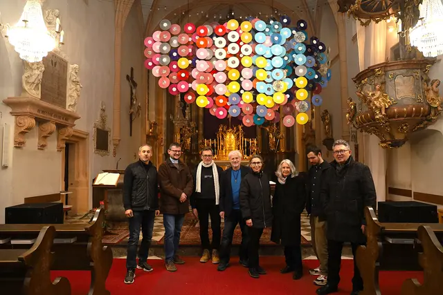Roswitha Dautermann, Albert und Anneliese Rauscher mit Akteuren der Performance in der Pfarrkirche Straden | Foto: Johann Schleich