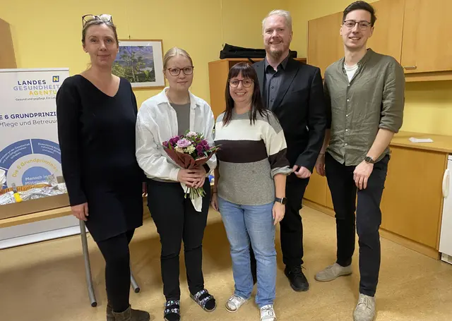 Pflegedirektorin Silvia Neugschwandtner, Lehrling Julia Krammer, Ausbilderin Sandra Steininger, Kaufm. Direktor Roland Hofbauer und dessen Stellvertreter Gregor Schlifelner. | Foto: PBZ Zwettl