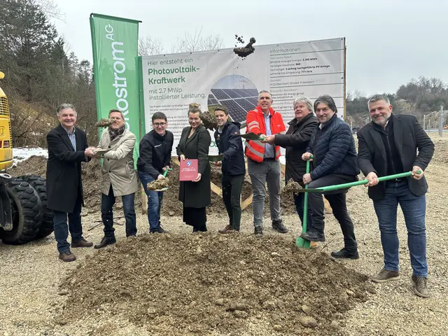 v.l.: Andreas Kutej, Christoph Grosssteiner (Geschäftsführer der oekostrom Produktions GmbH), Peter Kuntner (Projektleiter PV Kraftwerk Draukies), Elisabeth Reintaler (Projekt- und Teamleiterin PV Kraftwerke oekostrom AG), Jan Häupler (Vorstandsmitglied oekostrom AG), Rainer Unterlugauer (Jauntals Kies), Helmut Schwab, Wolfgang Stefitz (Bürgermeister Marktgemeinde Eberndorf), Wolfgang Tischler (Vizebürgermeister Marktgemeinde Eberndorf) 
 | Foto: MeinBezirk.at