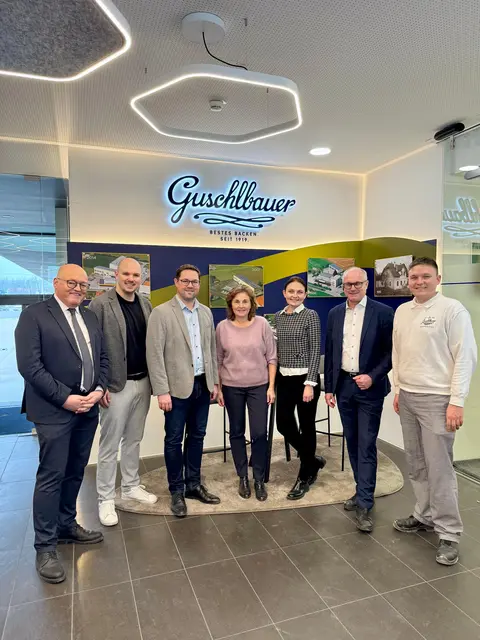 In der neuen, derzeit noch im Bau befindlichen Produktionsanlage sollen künftig bis zu 40.000 Croissants pro Stunde hergestellt werden.   | Foto: OÖVP