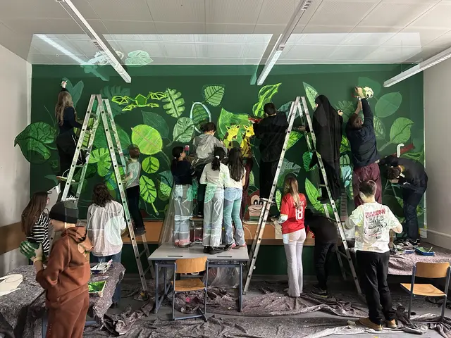 Im Rahmen des Schulprojekts „School goes Green“ entstand in dem Klassenraum der 1D des Bundesrealgymnasiums Marchettigasse ein großformatiges Wandbild, das von Schülerinnen und Schülern gestaltet wurde. | Foto: BRG6