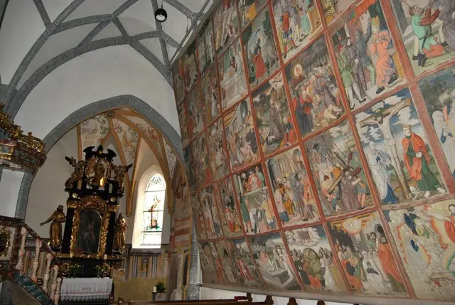 Obgleich das Baldramsdorfer Fastentuch auf die Betrachtung aus der Ferne angelegt ist, besticht es durch seinen großen Detailreichtum. | Foto: Monika Suntinger/Roland Stadler