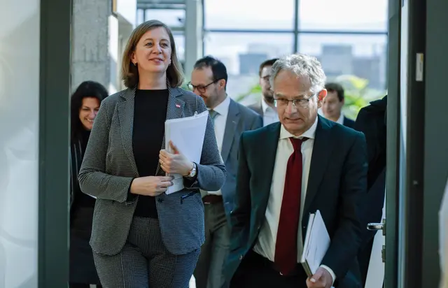Laut Finanzstaatssekretärin Barbara Eibinger-Miedl (ÖVP, l.) schädigen unfaire Geschäftspraktiken nicht nur dem Staat, sondern benachteiligen auch all jene Firmen, die sich an die Regeln halten.  | Foto: Sade Jerabek/MeinBezirk