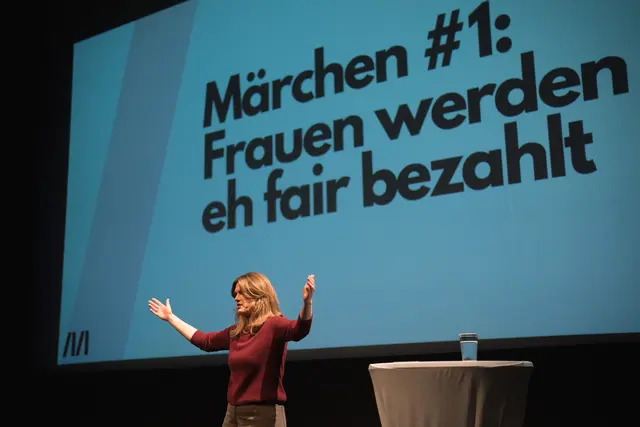In ihrem neuen Buch Funkenschwestern und gleichnamigen Programm verbindet die 42-Jährige persönliche Geschichten mit Zahlen, Fakten und Studien. | Foto: Wolfgang Lienbacher