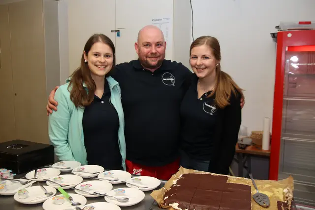 Kapellmeister Christian Eitzinger mit Bettina Galler und Katrin Holzinger.