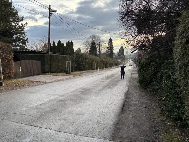 Aktuell wird die Straße als Ersatzgehweg genutzt.  | Foto: MeinBezirk/Markus Kropac