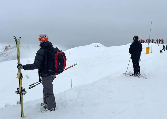 Zwei Wintersportler konnten sich selbst aus den Schneemassen befreien. | Foto: ZOOM.Tirol