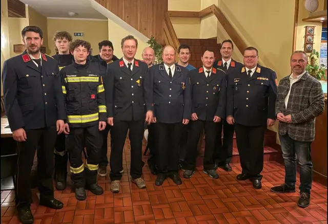 Die Kameraden der FF Treßdorf mit Bürgermeister Markus Salcher. | Foto: Privat