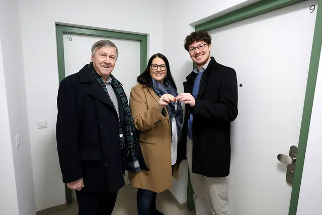 Kürzlich wurden die Schlüssel für die neuen Wohnungen übergeben. Wohnbaustadträtin Kathrin Gaál und Bezirksvorsteher Erich Hohenberger (beide SPÖ) (l.) waren vor Ort. | Foto: Stadt Wien/Martin Votava