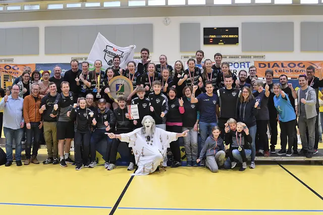 Die Nußbacher feiern ihre Faustball-Mädels. | Foto: Stefan Pühringer