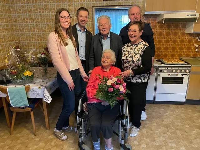 Karina Passenbrunner, Bürgermeister Leopold Bimminger, Landesobmann Josef Pühringer, die Jubilarin vorne, Orts-Obfrau Danusa Neuhauser, Sohn Walter Passenbrunner dahinter.
 | Foto: Seniorenbund