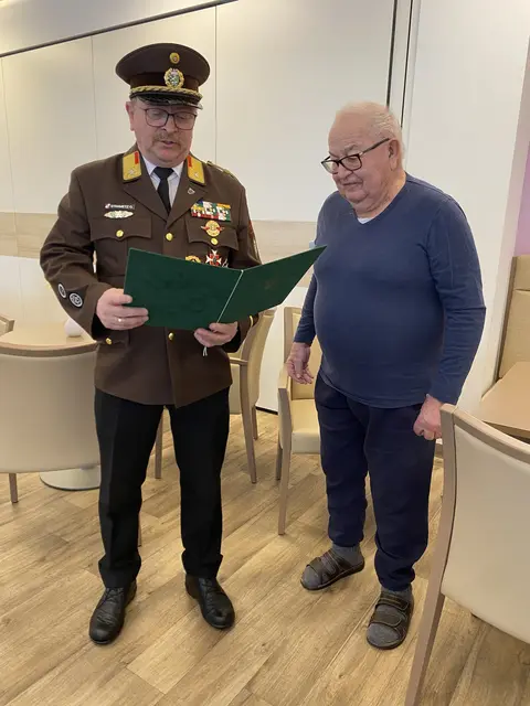 ABI Oskar Strametz verliest die Ehrenurkunde | Foto: OLM d.V. Martin Stieglbauer, FF Otternitz