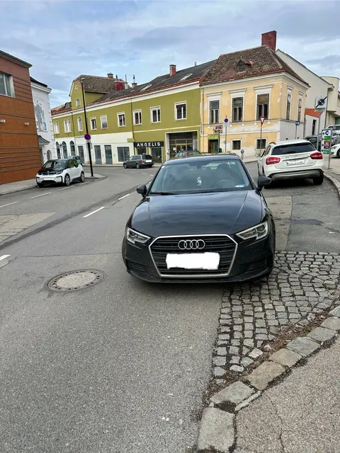 Vor der Pizzeria Al Forno in Hollabrunn war wohl die Parklucke zu klein. | Foto: Privat