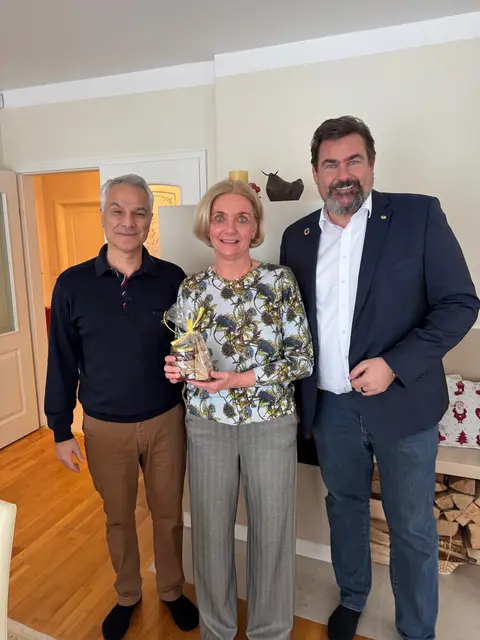 Gatte Fazlollah Rostamian, Susanne Rostamian, Bürgermeister Stefan Steinbichler | Foto: Stadtgemeinde Purkersdorf