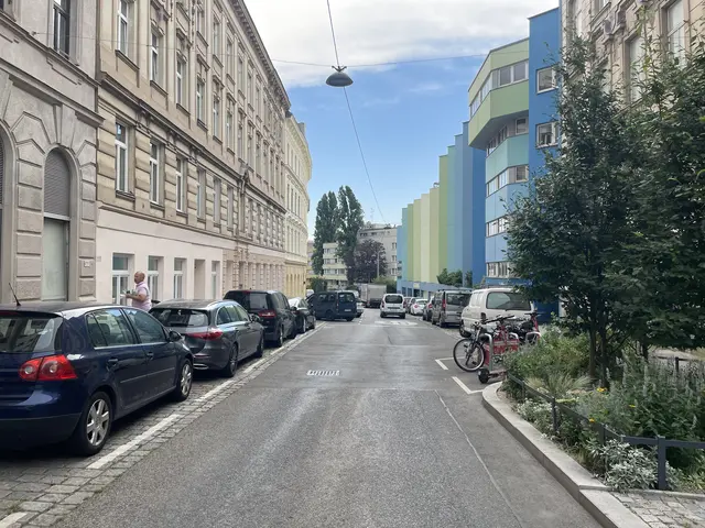 Auch die Clementinengasse wird, ähnlich wie die Palmgasse, verkehrsberuhigt und begrünt. Das Gesamtkonzept für die Äußere Mariahilfer Straße soll vor allem den Gewerbetreibenden zugutekommen.

 | Foto: Patricia Hillinger/MeinBezirk