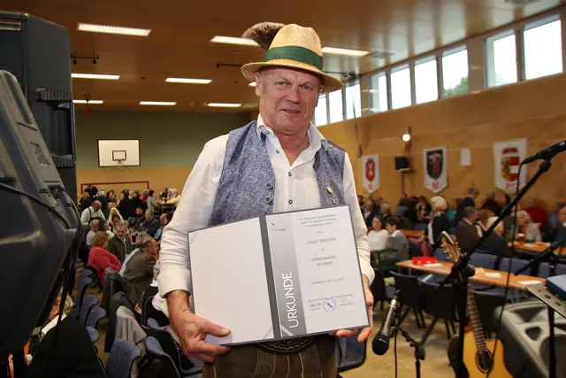 Sepp Zoister wurde mit der goldenen Ehrennadel ausgezeichnet.