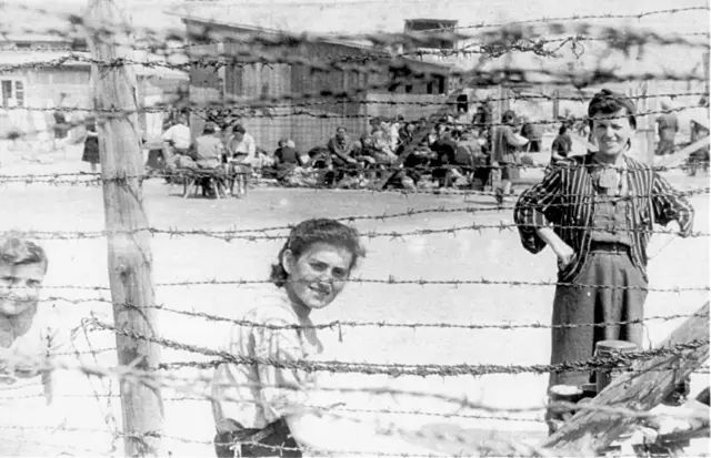 Befreite weibliche Häftlinge. | Foto: United States Holocaust Memorial Museum, Washington, courtesy of Thomas Green, photo 15550