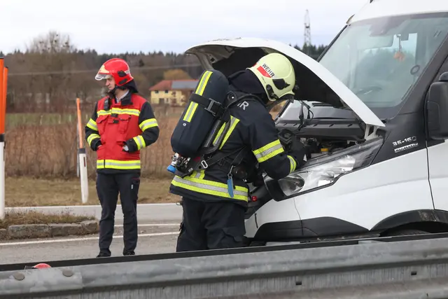 Die Feuerwehr wurde zu einem brennenden Kleintransporter auf der Autobahnabfahrt in Wels-Puchberg gerufen. | Foto: laumat.at