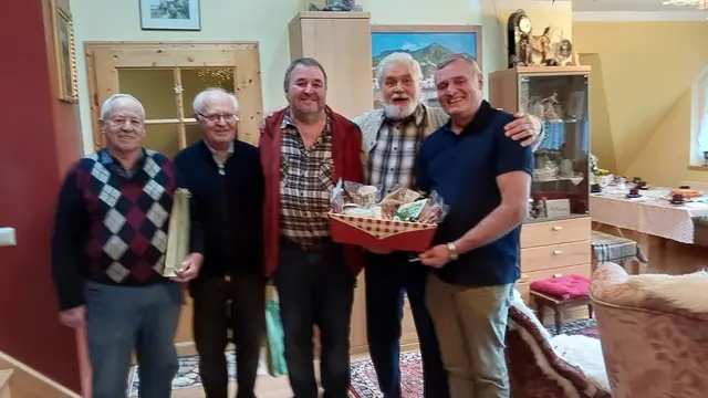 Zum 75. Geburtstag wurde herzlich gratuliert. | Foto: ff-althofen.at