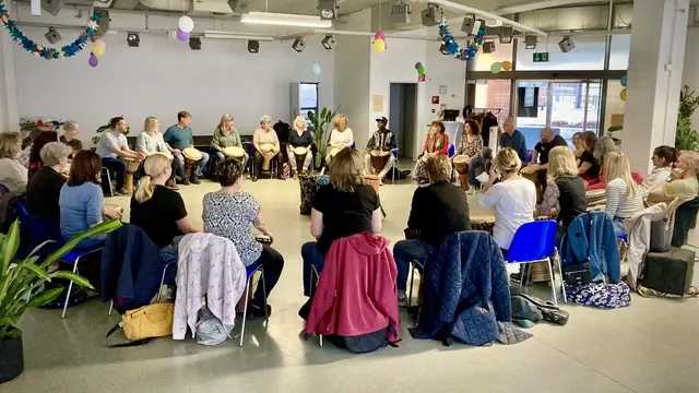 Insgesamt 400 Veranstaltungen wurden in der Guten Geschichte schon abgehalten, hier etwa ein Trommelworkshop. | Foto: Gute Geschichte