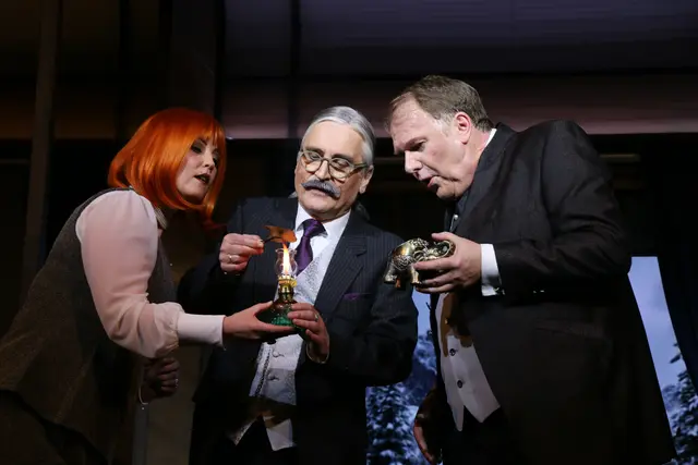 Gräfin Andrenyi (Rebecca Binder) hilft Hercule Poirot (Johann Wagner) und Constantin Bouc (Andreas Krautschneider) bei der Mördersuche. | Foto: MeinBezirk/Maria Rabl
