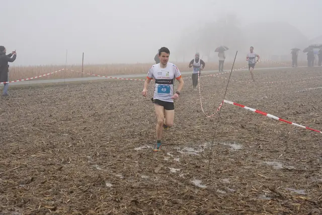 Peter Mayr gewinnt die Cross Challenge. | Foto: Gierlinger Sport Services