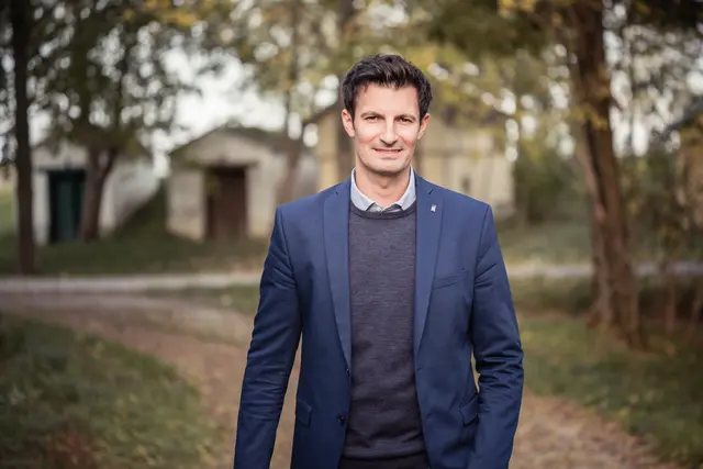 „Die Bezirksblätter sind eine wichtige regionale Wochenzeitung – ein verlässlicher Partner für die Region und die Gemeinden“, drückt Bürgermeister René Lobner (ÖVP) seine Glückwünsche zum Jubiläum aus. | Foto: photovoxi