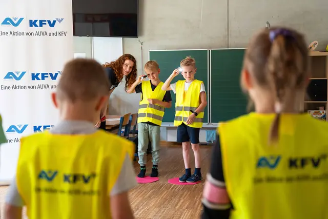 Um die Kinder des Kindergarten Pestalozzi für das Gesehenwerden im Straßenverkehr zu sensibilisieren, kamen kürzlich Glühwürmchen „Glitzi“ und Henne „Berta“ zu Besuch. (Symbolbild) | Foto: KFV/Michael Sabotha