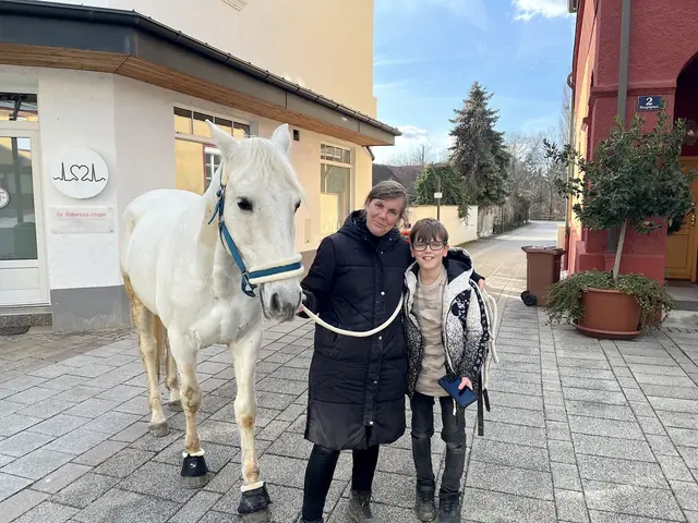 Die Fischamenderin Claudia Schwarz holt ihren Sohn Tobias mit Pferd „Asti” von der Volksschule ab. | Foto: Stadtgemeinde Fischamend