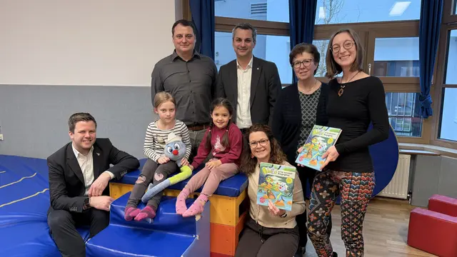 vorne: Bürgermeister Patric Pipp, Nora, Marie, Kindergartenleiterin Heidrun Weinzierl
stehend: GF Norbert Stockinger, VDir. Martin Groiss, GfGR Roswitha Ronge und Physiotherapeutin Katrin Neulinger | Foto: Gemeinde Nußdorf