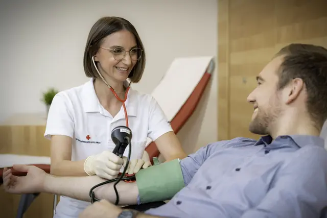 Vor dem Abnehmen des Blutes wird geprüft, ob man überhaupt Blut spenden darf.  | Foto: Rotes Kreuz OÖ